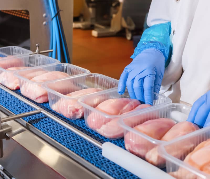 包装作業に使うクラフト紙、定規、ラベルシール