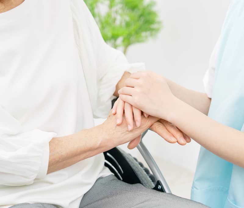 包装作業に使うクラフト紙、定規、ラベルシール