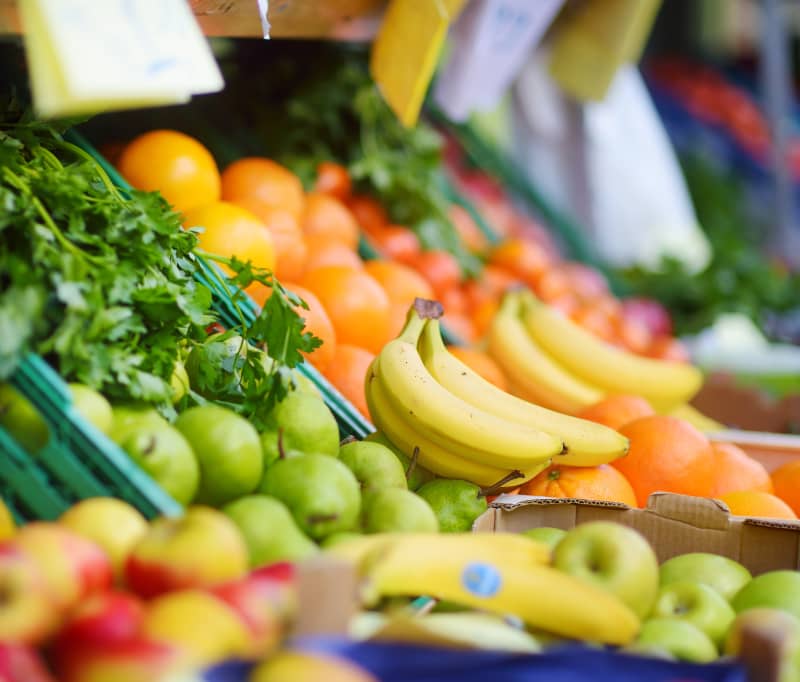 包装作業に使うクラフト紙、定規、ラベルシール